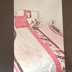 Roxy Bedding Set.  Twin size.
